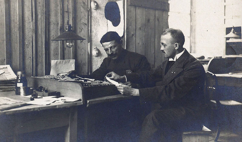 Der Postverwalter Otto Tauchnitz (rechts) zusammen mit einem Kriegsgefangenen bei der Arbeit in der Poststelle.
