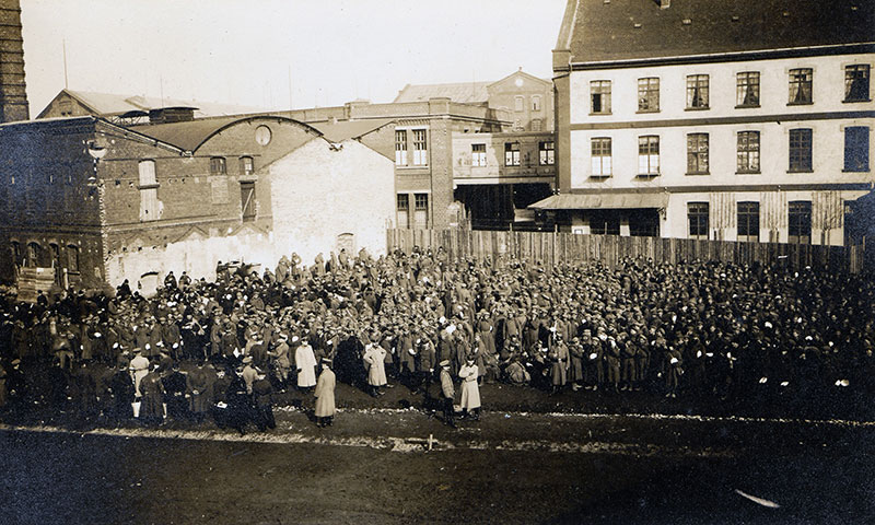 Am 19. Februar 1915 kam ein Transport mit 1200 Russen aus dem schlesischen Gefangenenlager Lamsdorf und Zivilgefangenen nach Golzern.