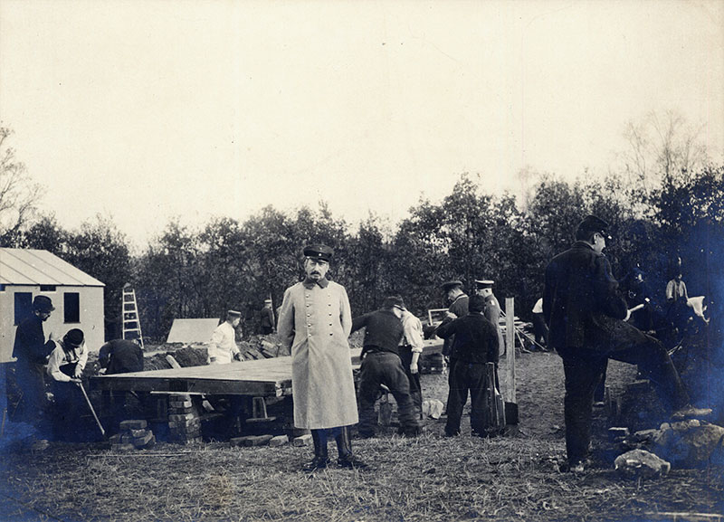 Französische Kriegsgefangene bei der Errichtung der Krankenbaracken im Dezember 1914