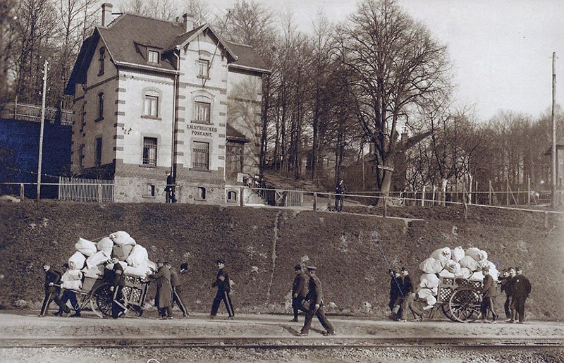 Die Kriegsgefangenen holen in Begleitung eines Wachmanns die Postsäcke von der Post in Golzern.