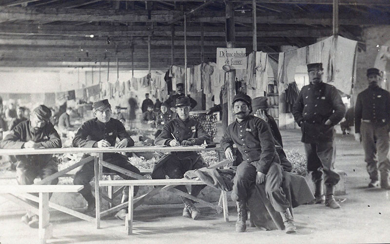 Französische Kriegsgefangene beim Briefeschreiben.