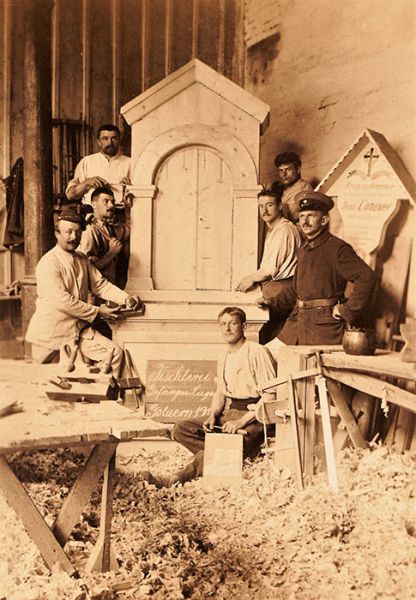 Französische Kriegsgefangene in der lagereigenen Tischlerei bei der Fertigung des Altars für die Katholiken