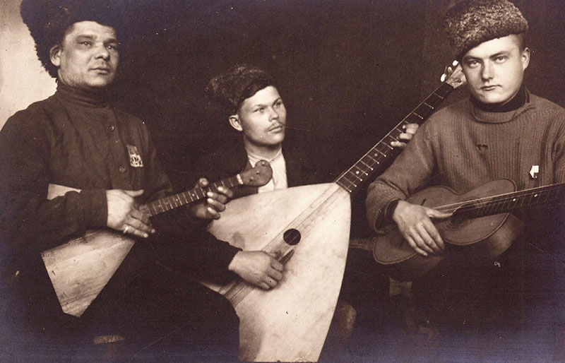 Die Musikinstrumente kamen aus der Heimat oder wurden von den Kriegsgefangenen selbst angefertigt. In Golzern nutzte man u.a. die Überschüsse des Verkaufsstandes zum Kauf von Instrumenten.