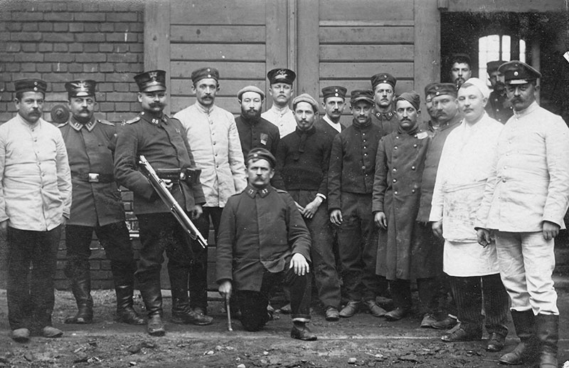 Gruppenaufnahme: Soldaten der Wachmannschaft zusammen mit den Kriegsgefangen auf dem Lagerhof. (Bernd Voigtländer)