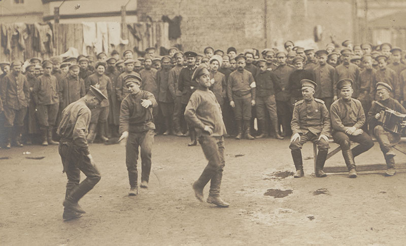 Die russischen und serbischen Kriegsgefangenen führten ihre Nationaltänze auf dem Lagerhof auf.