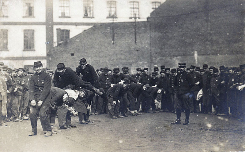Französische Kriegsgefangene bei sportlichen Übungen auf dem Lagerhof.