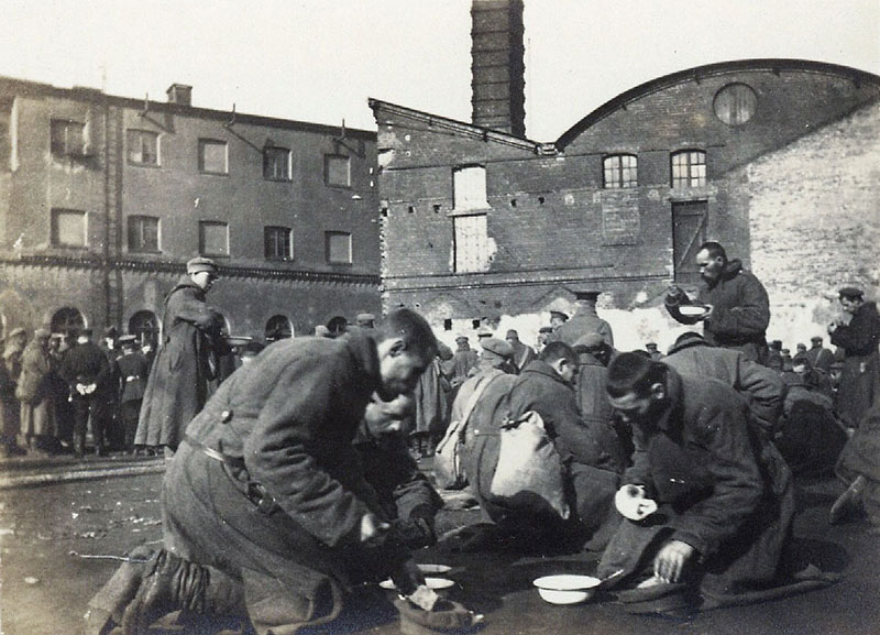 Essenverteilung nach der Ankunft im Lager Golzern