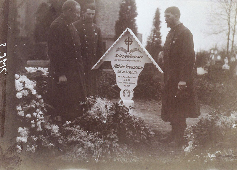 Begräbnis in Döben, 1915: Bis zur Errichtung des Gefangenenfriedhofes in Bahren wurden die Gefangenen auf den Friedhöfen von Döben, Hohnstädt, Trebsen oder Grimma bestattet.