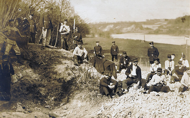 Kriegsgefangene und Wachmannschaften im Steinbruch, 1916 (StA. Leipzig)