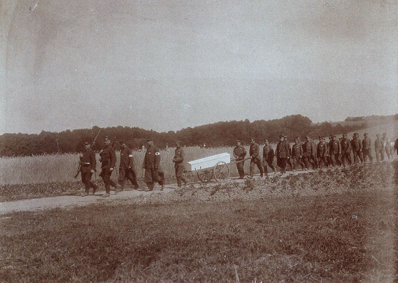 Gang zum Friedhof: Die Haager Konvention forderte die Achtung vor der Person des gefangenen Gegners. Dazu gehörte das Recht auf ein Begräbnis mit militärischen Ehren für jeden in Gefangenschaft verstorbenen Soldaten.