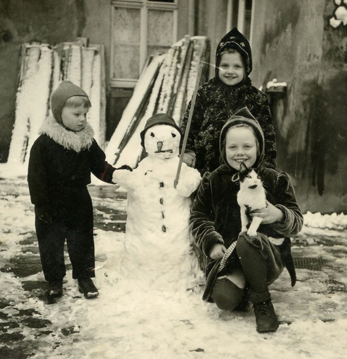 Die Geschwister Pippig bauen einen Schneemann