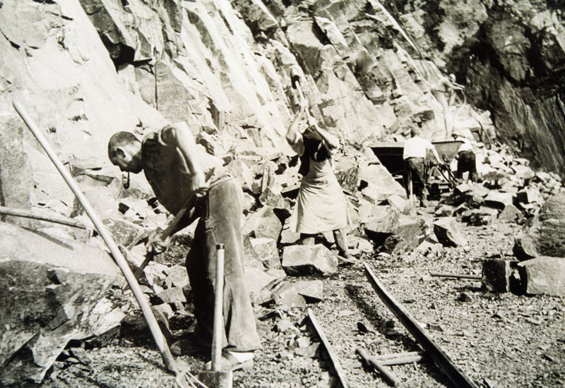 Hengstberg, Arbeiter beim Zertrümmern der Steine, 1935