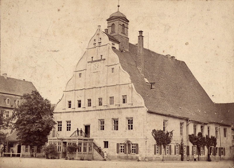 Die Glasveranda vor dem Eingang ins Alte Rathaus musste im Zuge der Brunnenerrichtung abgerissen werden, Photographie 1897 (Kreismuseum)