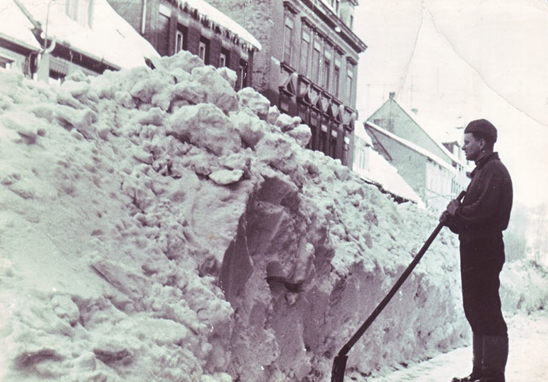 Schneemassen in der Hohnstädter Straße im Winter 1969/70 (Bernd Voigtländer). Vom Schneechaos 1886 sind zwar keine Bilder aus Grimma bekannt, aber den zeitgenössischen Beschreibungen nach lag der Schnee, wie, auf diesem Bild, meterhoch in den Straßen.