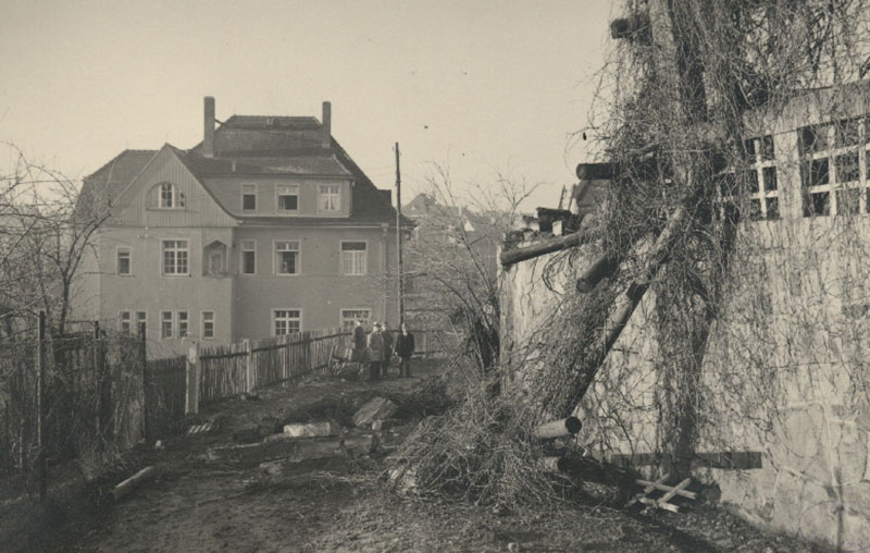 Die Stelle des Einschlags mit dem Brandversicherungsamt im Hintergrund, 19.11.1940 (Kreismuseum)