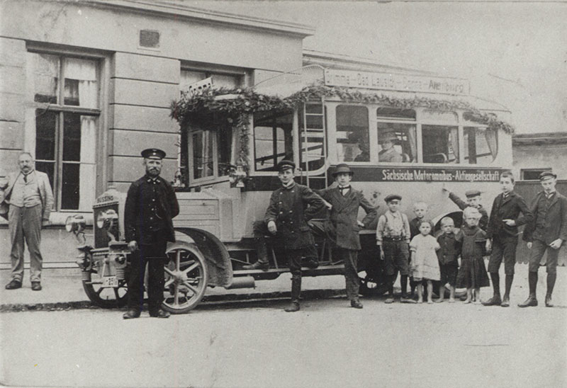 Büssing-Bus, 1913 (Kreismuseum) Aus Anlass der Eröffnung des Busverkehres entstand diese Aufnahme am Unteren Bahnhof in Grimma.