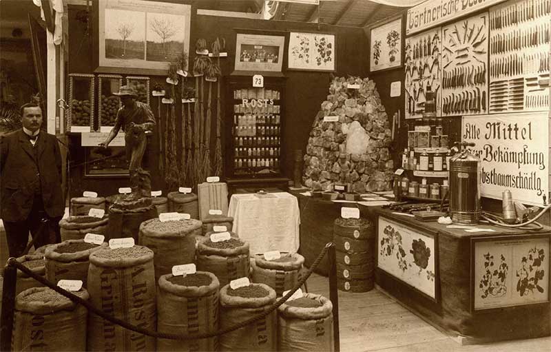 Sämereien- und Landhandel Rost auf der Gewerbeausstellung 1908. Die Firmen der Gebrüder Max und Georg Rost leisteten während des Krieges einen wichtigen Beitrag zur Lebensmittelversorgung des Bezirksverbandes.
