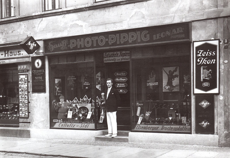 Hans Pippig vor seinem Geschäft 1931