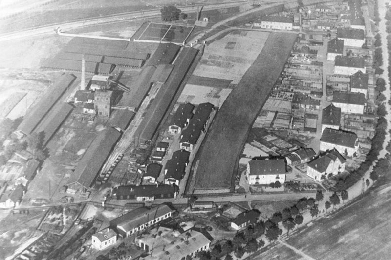 Luftbild vom Carl-Schacht Borna, um 1910. Oben im Bild die Bahnstrecke Leipzig-Borna-Chemnitz, rechts die Meister- und Angestelltenhäuser