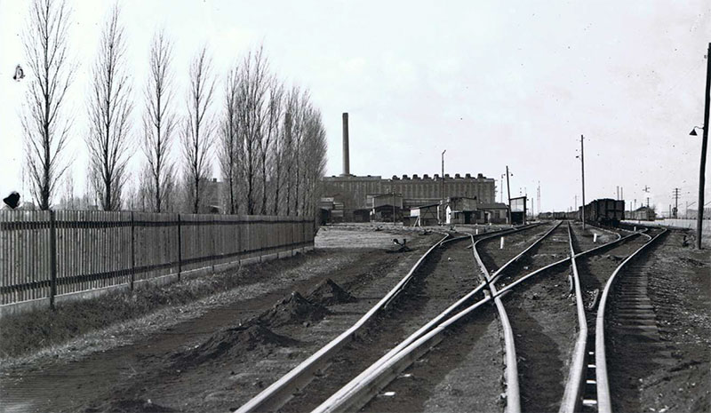Im Hintergrund die Brikettfabrik Borna um 1940, im Vordergrund der Schnittpunkt zwischen dem Reichsbahngleis und der Grubenbahn. Foto: Kappler