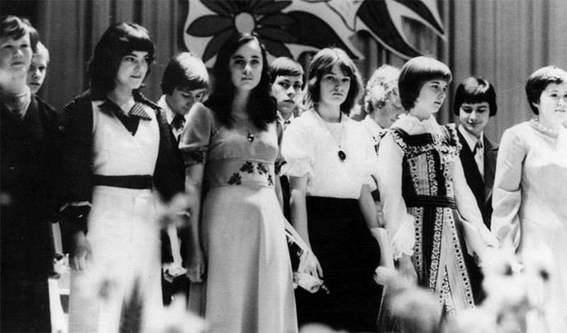 Jugendweihe von Tochter Evelyn (2.v.links) im Nerchauer Kulturhaus, 1971