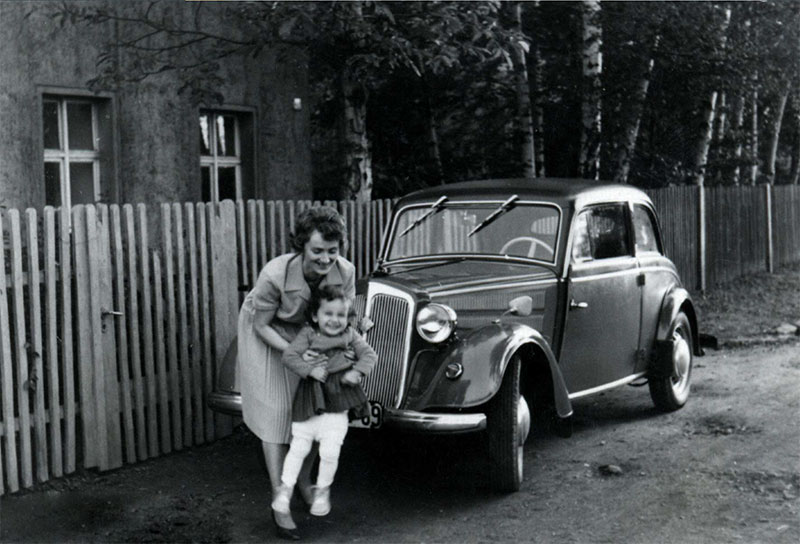 Sigrid Kullig mit Tochter Evelyn vor dem ersten Auto (F8) der Familie, 1965
