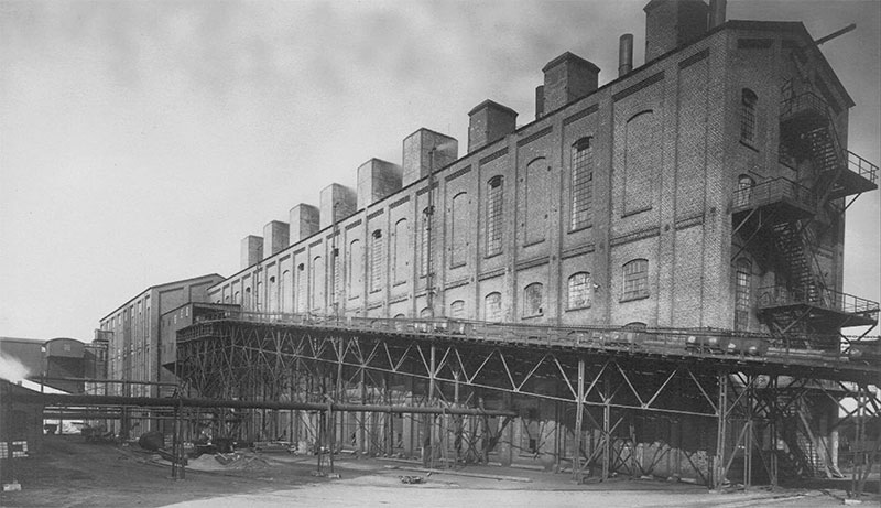 Bornaer Braunkohlewerke AG, 1930. Brikettfabrik mit Rohkohle-Kettenbahn. Foto: Bormann