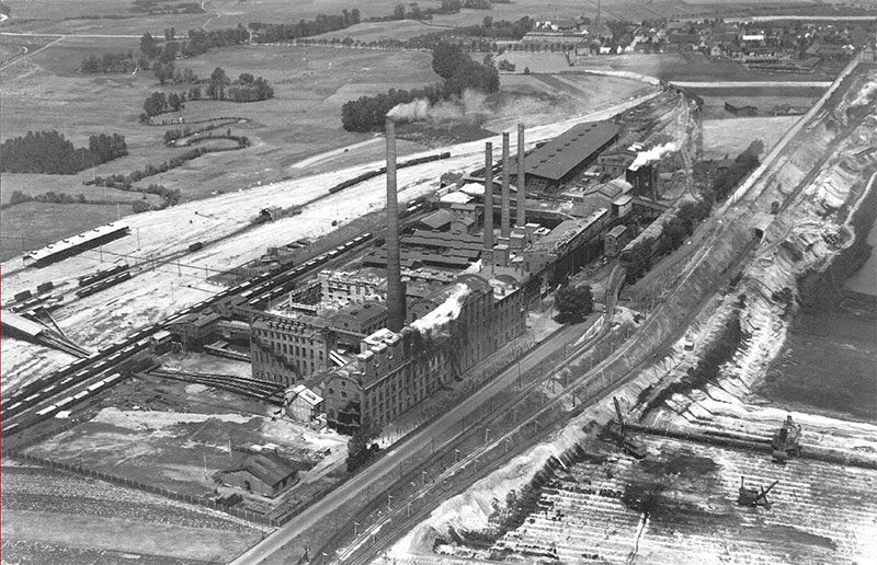Luftbild Brikettefabrik „Dora und Helene“ Großzössen, 1934, oben rechts das Dorf Großzössen