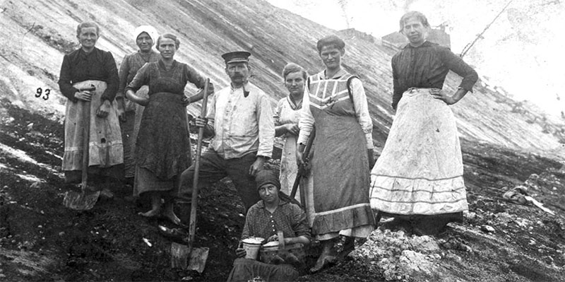 Kohleputzerinnen während des Ersten Weltkrieges. Die Frauen hatten die Aufgabe, Verunreinigungen in der Kohle herauszusuchen. Foto: Bräutigam