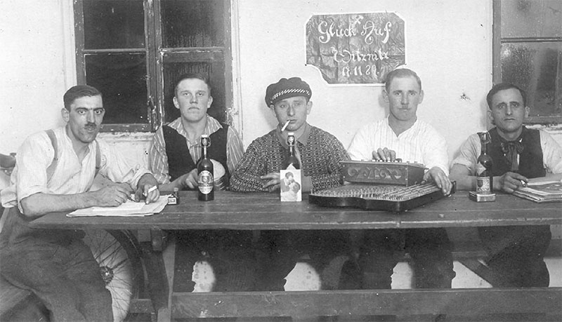 „Glück auf“ Witznitz 17.11.1929. Kohlearbeiter vor ihrer Wohnunterkunft. Diese Barackenlager wurden speziell für die zugezogenen Arbeitskräfte errichtet. Foto: Bräutigam