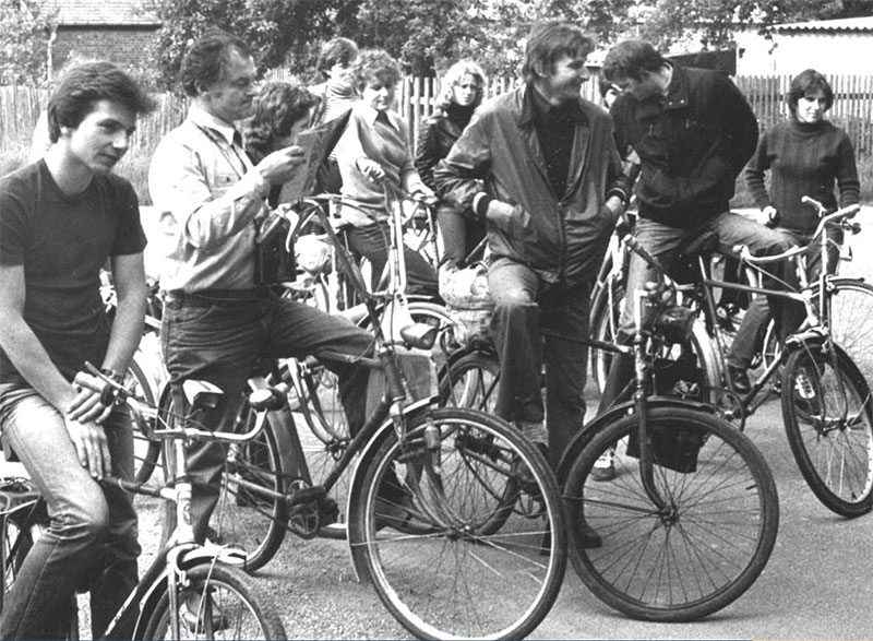 Horst Anders (2.v.l.) auf der traditionellen Jahresradtour mit Schülern und ehemaligen Schülern der Musikschule, Ende 70ger Jahre
