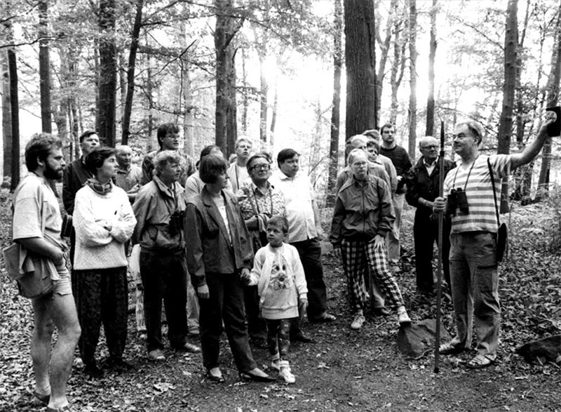Horst Anders (rechts) mit Wandergruppe auf Vogelstimmenwanderung durch den Hohburger Wald, 1986