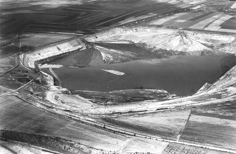 Ausgekohlter Tagebau Regis I mit Spülkippe, 1934. Oben in der Mitte die Siedlung Röthingen und rechts das Dorf Deutzen