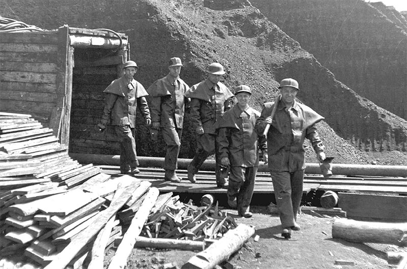 Tagebau Espenhain, ausfahrende Brigade aus einer Wasserstrecke im Unterflöz 60 II. Foto: Naß