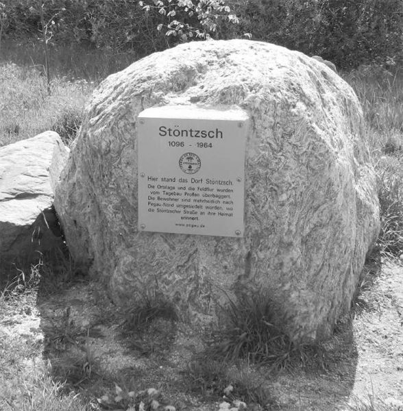 Gedenkstein für das Dorf Stöntzsch. Von 1963-65 wurde der Ort vom Tagebau Profen überbaggert. Die Dorfbewohner wurden zum Teil nach Pegau-Nord umgesiedelt.