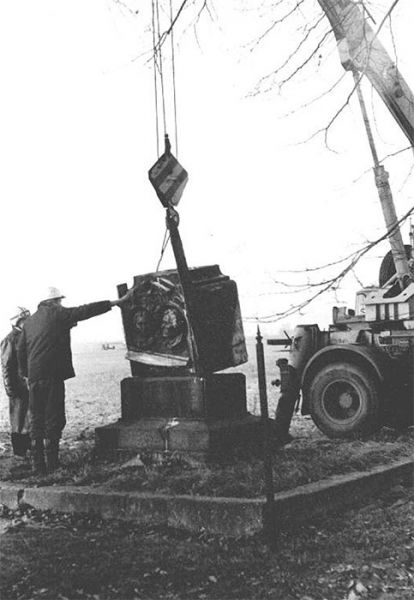 Umsetzung des Denkmals für Katharina und Martin Luther von Zöllsdorf nach Neukieritzsch, 1983