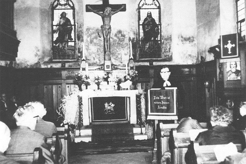 Pfarrer Deckemann während des letzten Gottesdienstes in der Kirche zu Hain 1970. Das Dorf Hain wurde 1969/70 überbaggert.