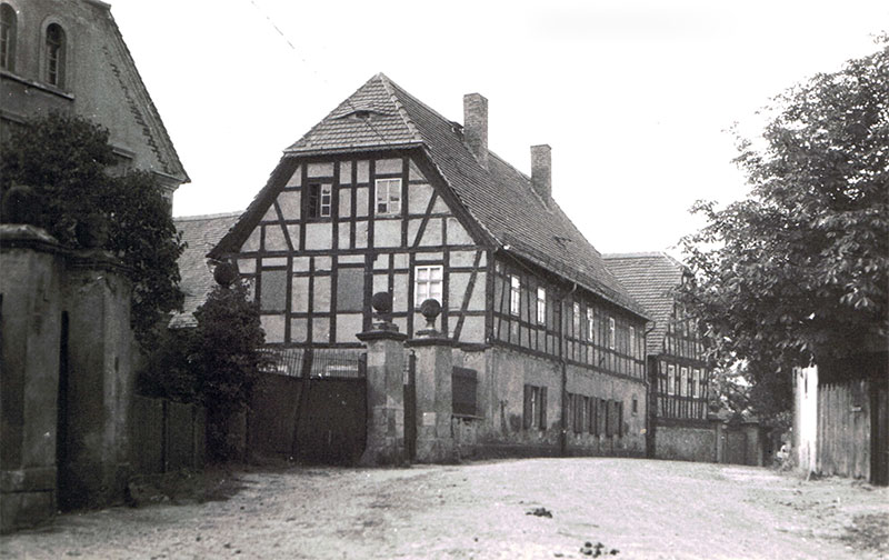 Das Bauerngut Schirmer in Deutzen Anfang der 60iger Jahre. Die alte Ortslage wurde 1961-63 überbaggert.