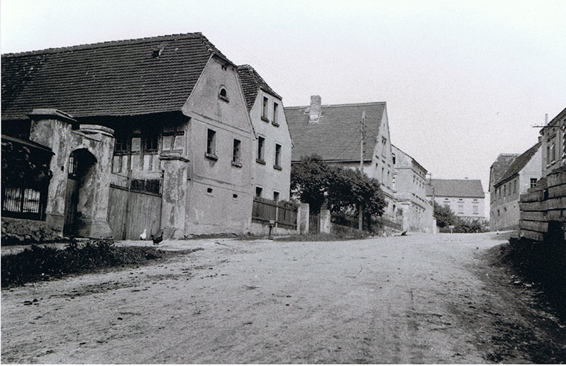 Die Güter Steinbach und Tröbs in Hartmannsdorf. Das Dorf Hartmannsdorf wurde 1960 teilweise überbaggert.