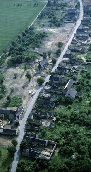 Luftbild Breunsdorf 1995. Der südliche Teil des Dorfes ist bereits abgerissen. Foto: Landesamt für Archäologie
