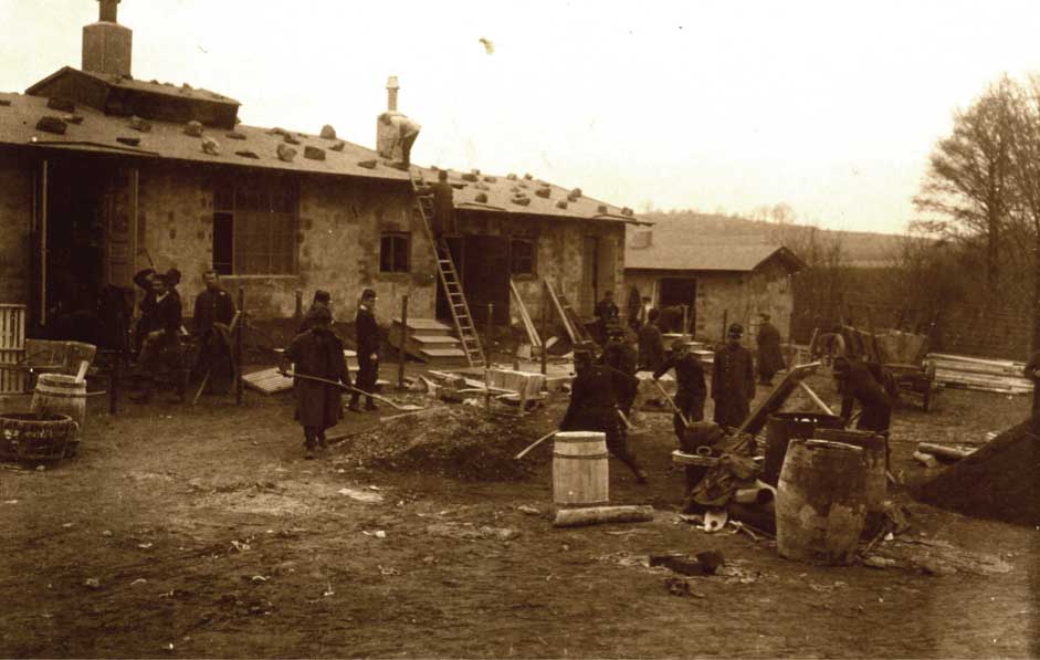 Bau der Krankenbaracken in Golzern, 1915. Um geeignete Räumlichkeiten für erkrankte Kriegsgefangene zu schaffen, wurden auf der Bahrener Flur Krankenbaracken errichtet.