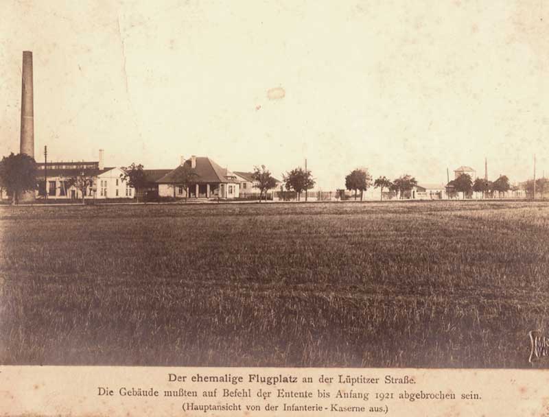 Flugplatz Wurzen, um 1920. Während des Krieges errichtete man, auch unter Mitarbeit von Kriegsgefangenen aus Golzern, einen Flughafen in Wurzen. Kurz nach Kriegsende musste er wieder abgerissen werden.