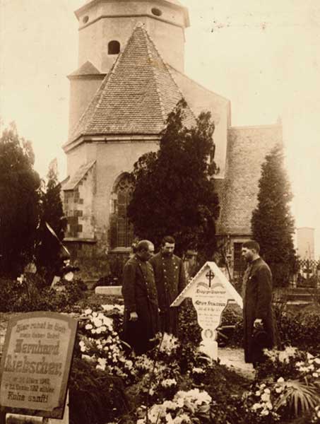 Begräbnis in Döben, 1915. Begräbnis des französischen Kriegsgefangenen Adrian Grousseau (geboren 17.7.1893 in Migne (Vienne), gestorben am 12.3.1915 in Golzern) auf dem Friedhof in Döben.