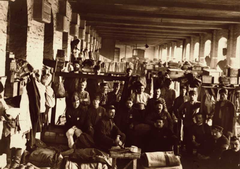 Schlafsaal. Die Belegungsfähigkeit des Lagers war im Januar 1915 aus hygienischen Gründen von 2500 auf 2050 Gefangene herabgesetzt worden.
