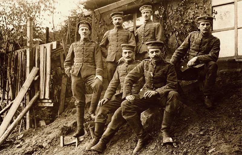 Husaren an der Front. Im Jahre 1910 löste die feldgraue Uniform die im Husarenregiment 1876 eingeführte blaue Uniform mit weißem Schnurbesatz ab. In Feldgrau zogen die Soldaten in den 1. Weltkrieg.