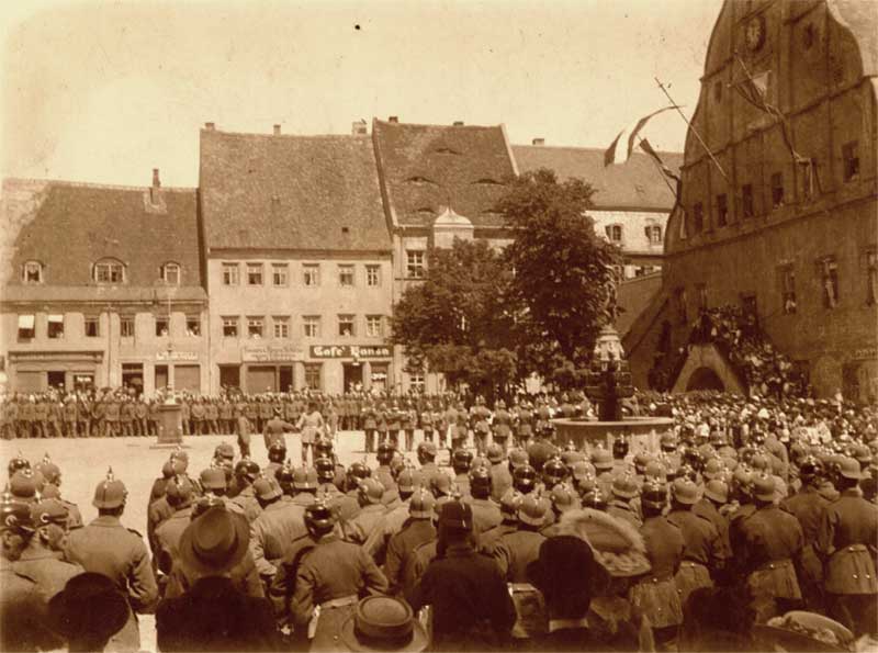 Militärkonzert am 25.5.1915. Des 106. Infanterie-Regiments spielt zum Geburtstag des Königs auf dem Marktplatz. Die Auftritte der Militärkapellen spielten im öffentlichen Leben der Garnisonsstadt eine große Rolle.