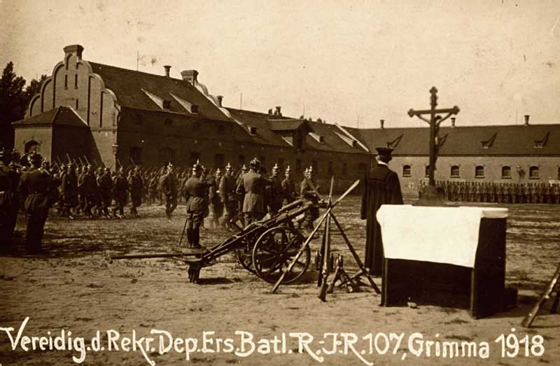 Rekrutenvereidigung, 1918. Für kurze Zeit war 1918 das Ersatz-Bataillon des 107. Infanterie-Regiments in Grimma stationiert. Hier wurden Rekruten auf dem kleinen Exerzierplatz vereidigt.
