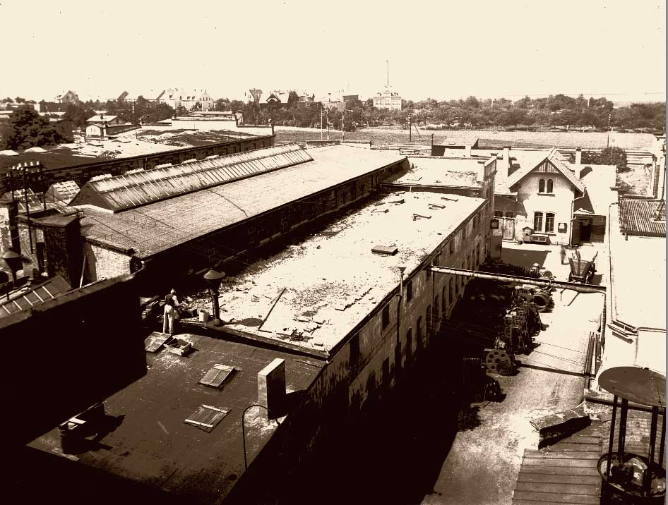 Fabrikgelände, 1916. Seit der Verlagerung der Produktion von Golzern nach Grimma herrschte in der ehemaligen Hentschel'schen Fabrik ständige Platznot. Nach Kriegsende erfolgten umfangreiche Neubauten.