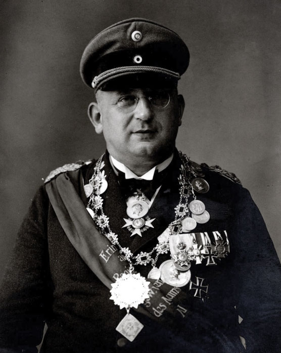 Kommandant Dr. Neumann als Schützenkönig, Foto 1931