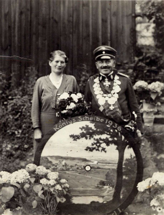 Schützenkönig Hugo Schirmer mit Königsscheibe, Foto 1936